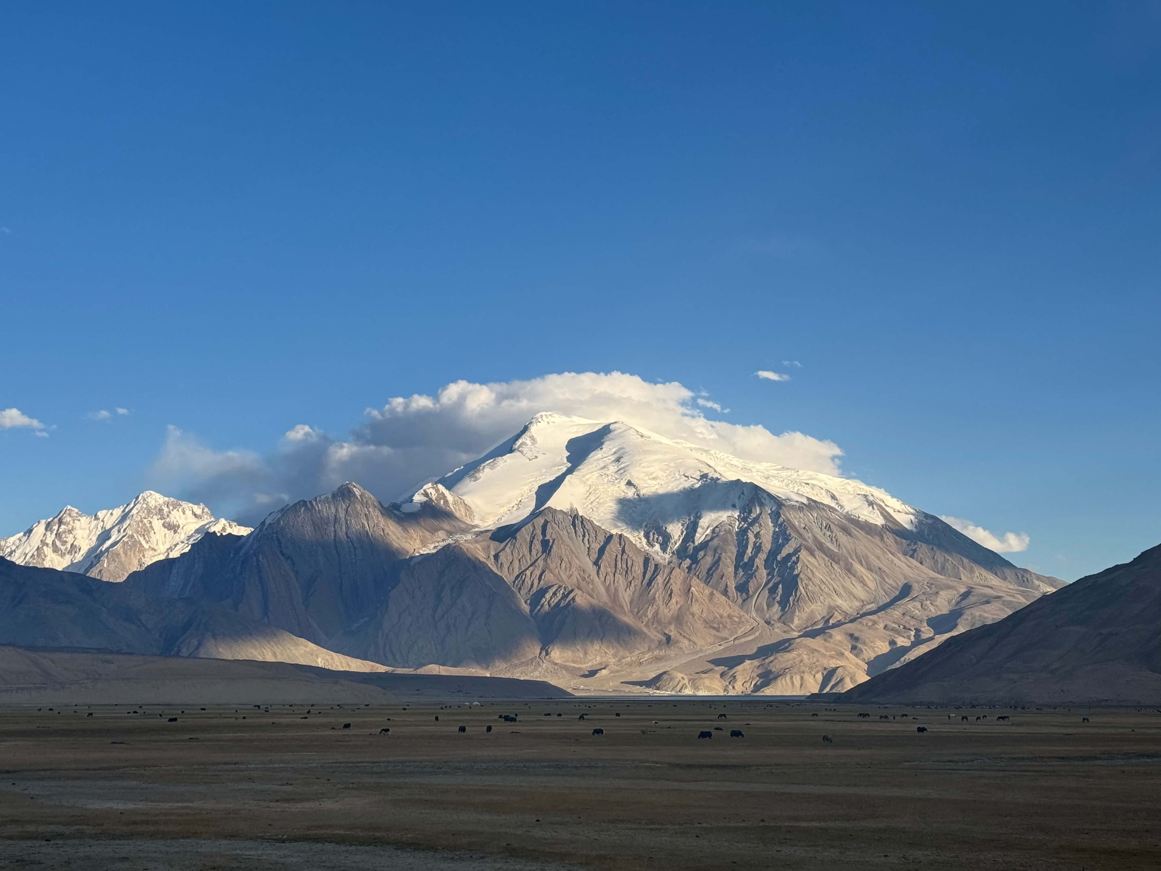 不知道是什么雪山,在路途中看到的,很壮观
